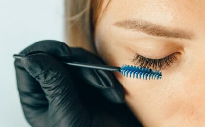 woman doing permanent makeup