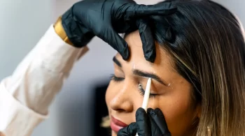 professional-eyebrow-beautician-eyebrow-marking