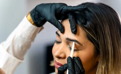 professional-eyebrow-beautician-eyebrow-marking