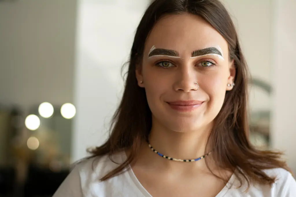 the-process-of-dyeing-the-eyebrows-for nano brows